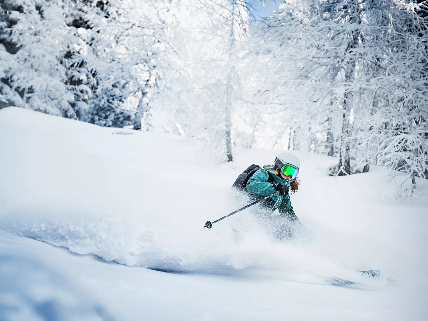 Skifahrerin zieht eine Kurve im Pulverschnee