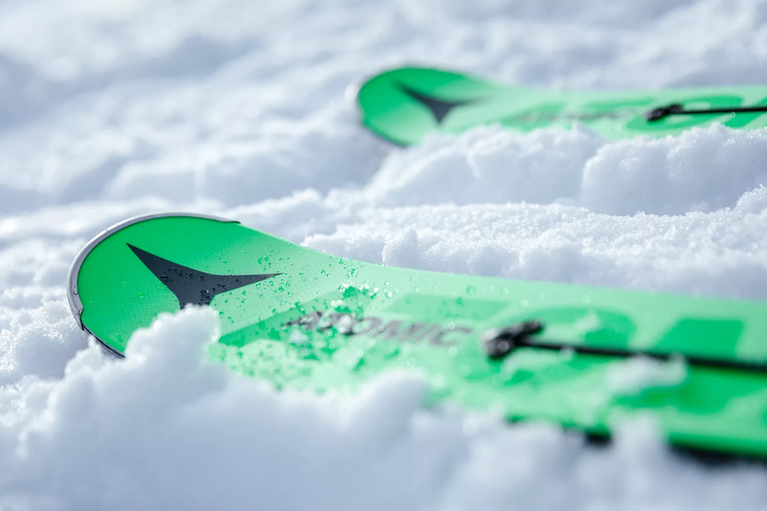 Ski liegen bereit im Schnee