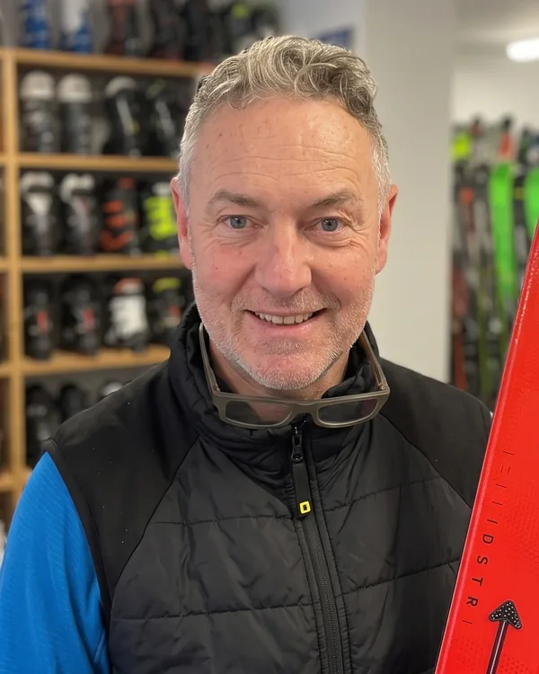 Gerhard Viehhauser im SNOW BASE Shop, mit einem Ski in der Hand